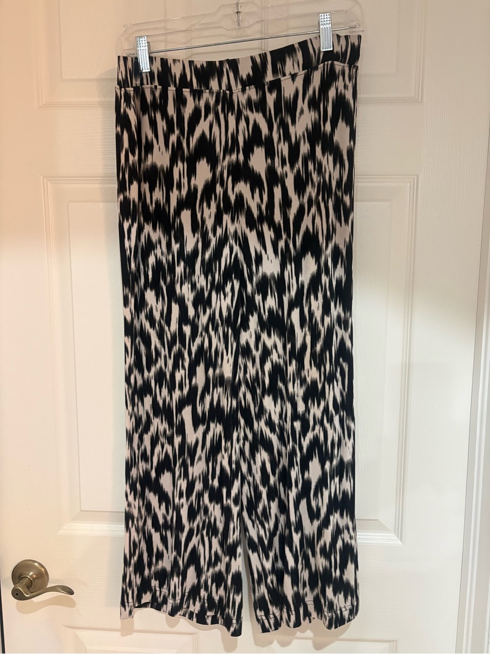 Chico’s Travelers Size 1 Black and Cream Print Wide Leg Cropped Pants